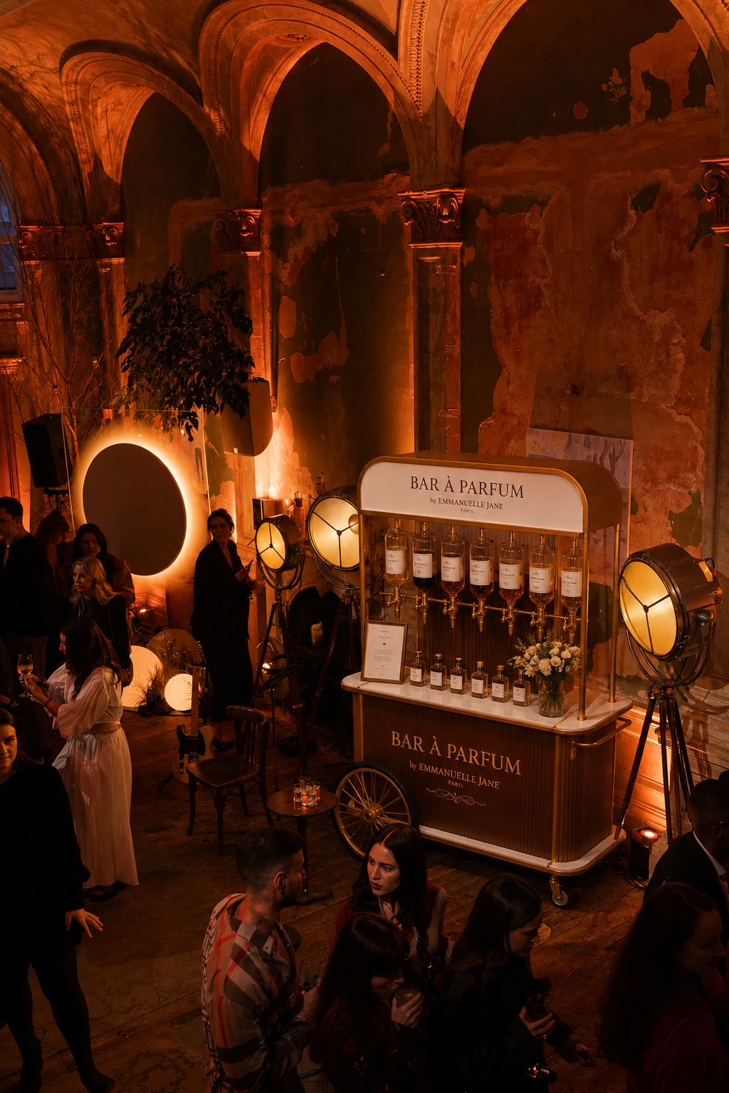 Le bar à parfum lors d'un gala sous des voûtes anciennes