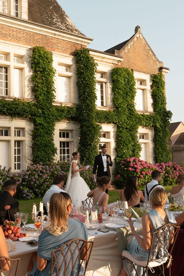 Dîner de mariage devant un château