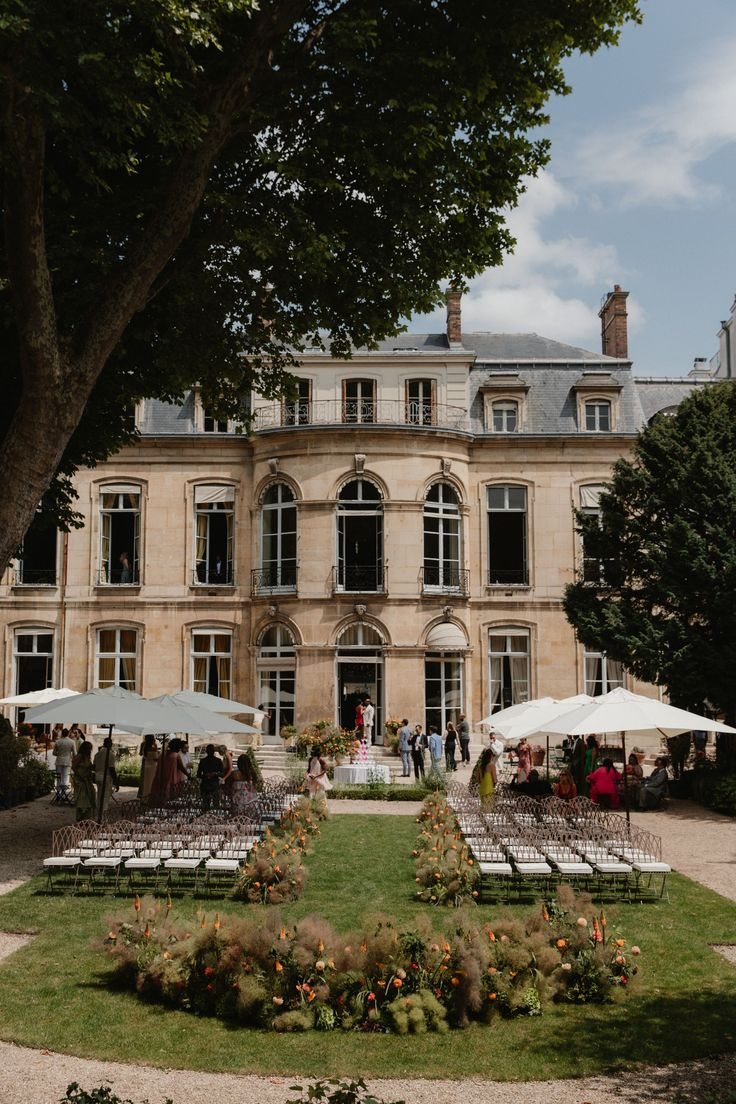 Cérémonie dans le jardin d'un hôtel particulier parisien