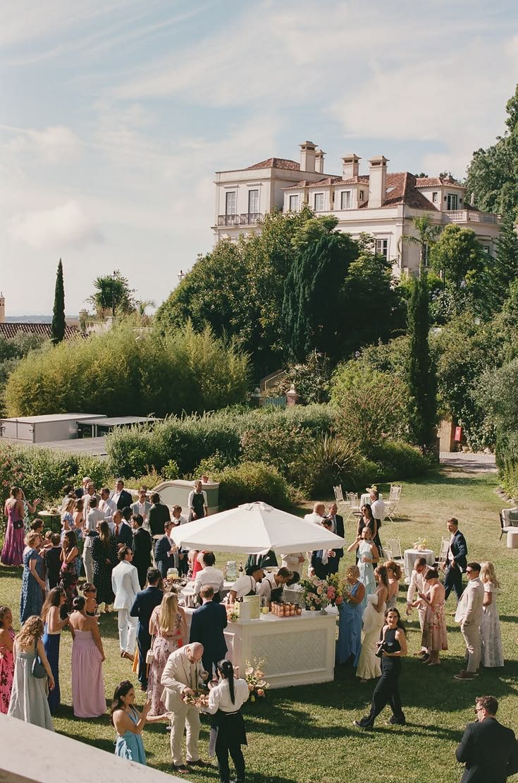 Cocktail de mariage dans un jardin de domaine